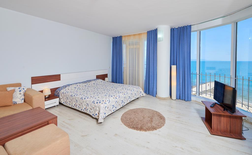 Family Hotel Regata Pomorie Buitenkant foto